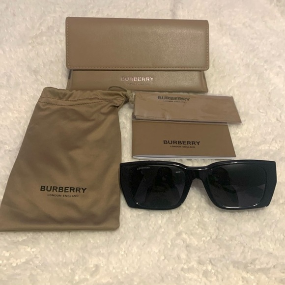 NWT Burberry Sunglasses - Picture 1 of 5